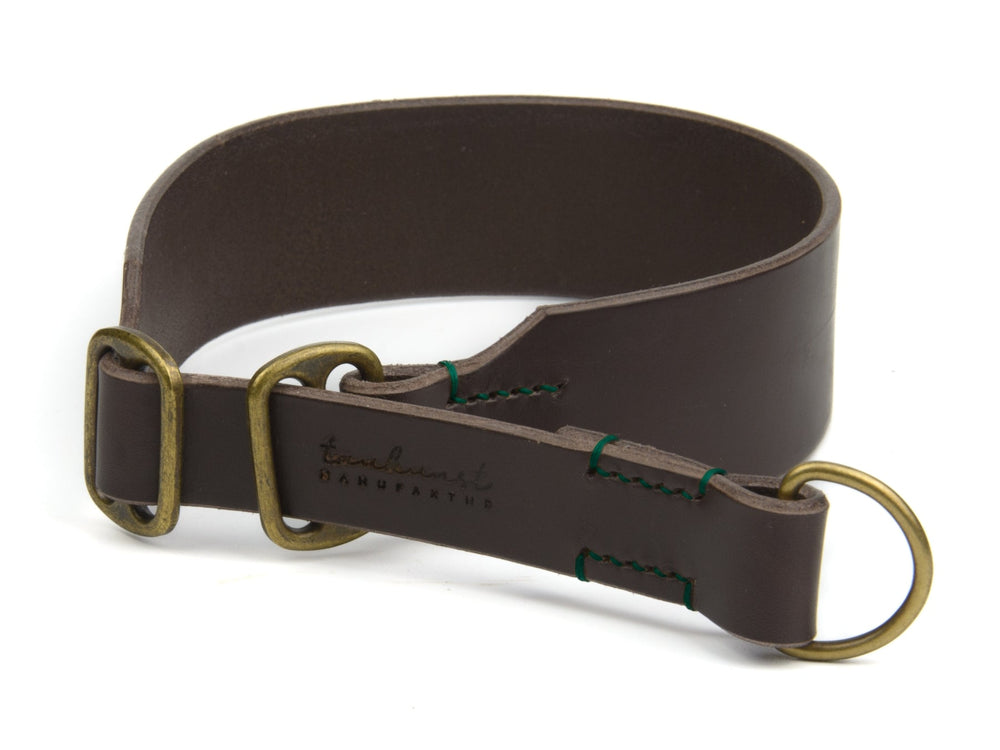 Braunes Lederhalsband mit grüner Naht, robust mit Metallringen zur Anpassung und Befestigung, ideal für Hunde.