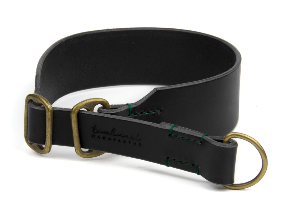 Schwarzes Lederhalsband "Waldgeist" mit goldener Schnalle und verchromtem D-Ring zur Befestigung. Perfekt für stilvolle Hunde.