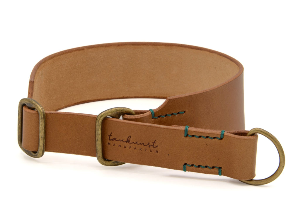 Braunes Lederhalsband mit Metallringen, eleganter Verarbeitung, geprägt mit „tankunst MANUFAKTUR“.