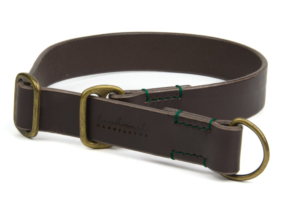 Braunes Lederhalsband mit D-Ringen und grüner Naht von tauduit HANDWERKSTUB, ideal für stilvolle Hundeleinen.