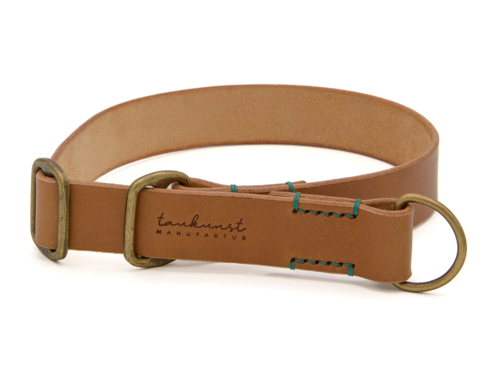 Braunes Zugstopp Lederhalsband mit blauen Nähten, D-Ringen und klassischer Schnalle, ideal für stilbewusste Hundehalter.