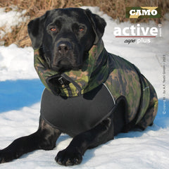 Schwarzer Hund im camouflagemusternden Hundemantel auf Schnee, bietet Schutz und Wärme mit grauer Unterseite.