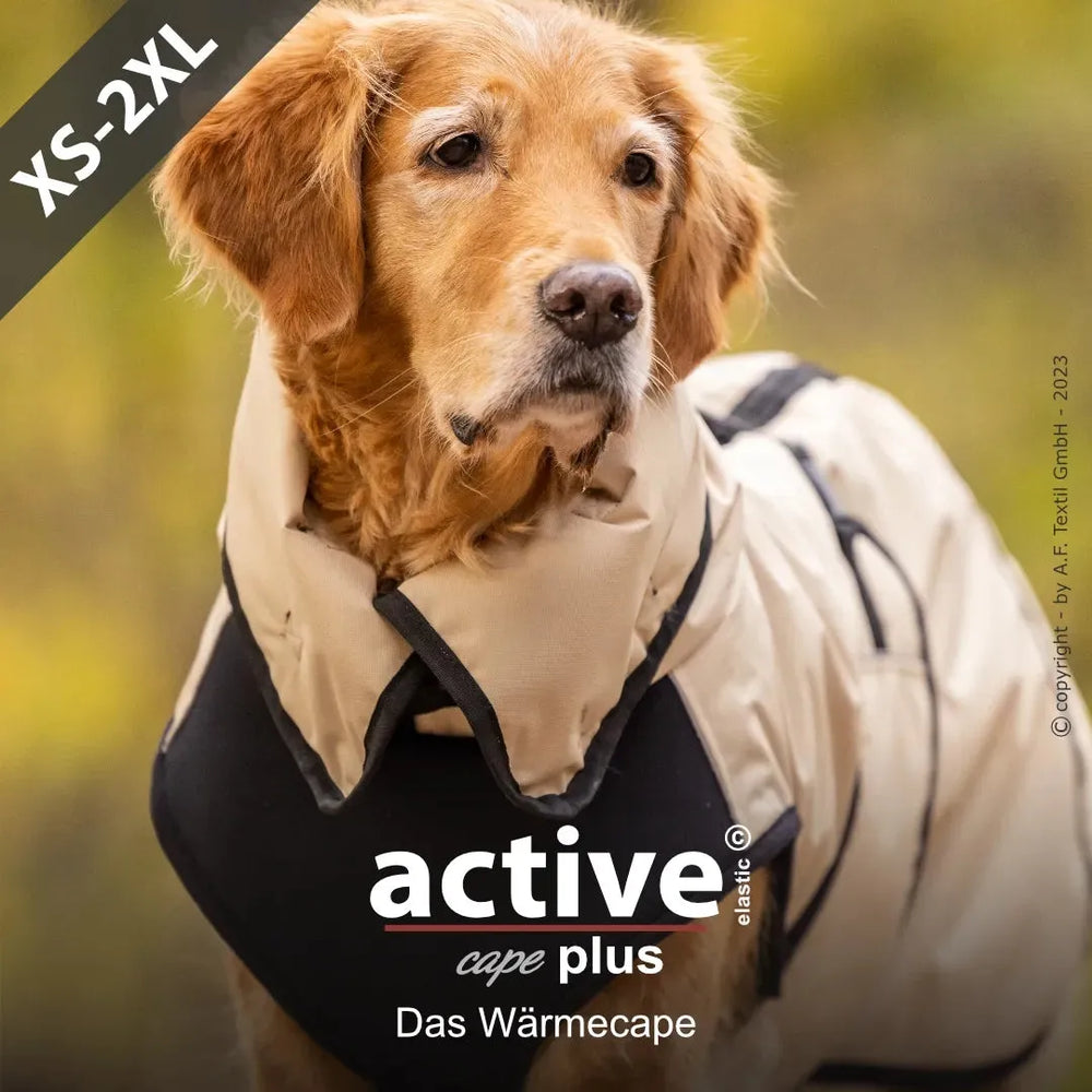 Hund trägt funktionales Wärmecape in neutralen Farben, erhältlich in Größen von XS bis 2XL für optimalen Komfort.