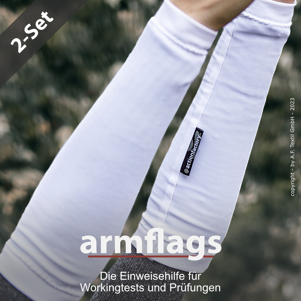 Zwei weiße Armflags für Prüfungen und Workingtests, die am Unterarm getragen werden.