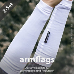 Zwei weiße Armflags für Prüfungen und Workingtests, die am Unterarm getragen werden.