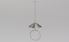 Edelstahlhängung mit konischem Lampenschirm, Haken zum Aufhängen und glänzendem Metallring.