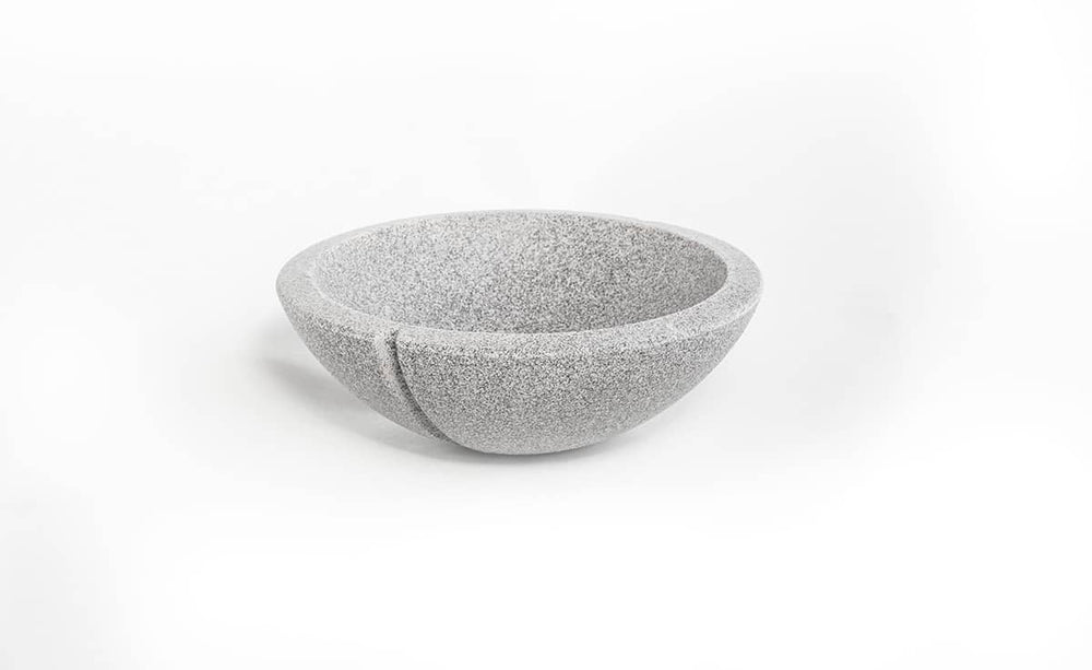 Elegante runde Keramikschale als Vogeltränke in grauem Design mit strukturierter Oberfläche für den Garten.