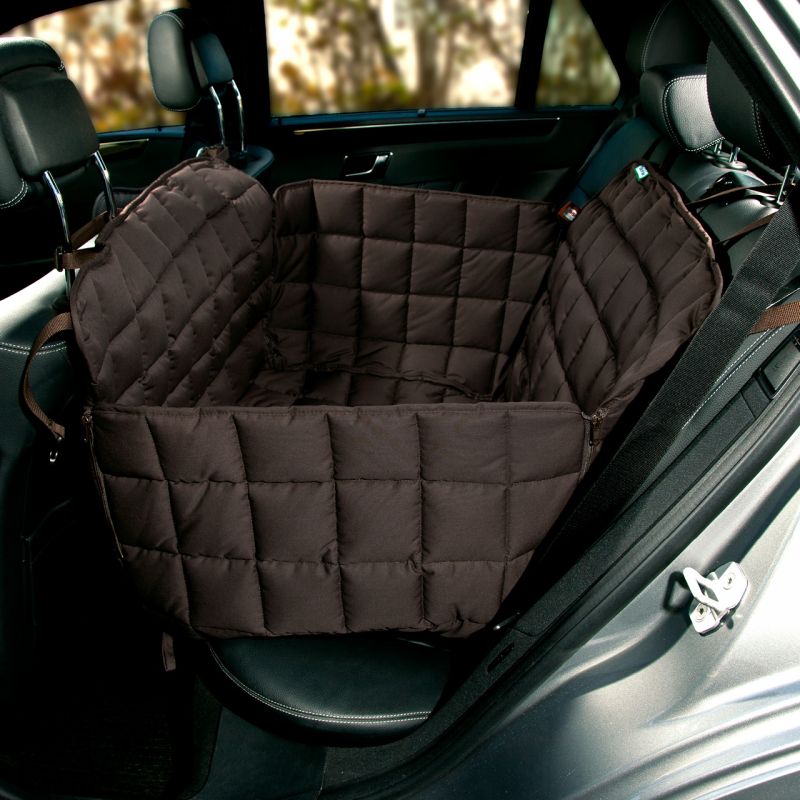 Sichere, gepolsterte Hundetransportbox im Fond eines Autos für komfortable Reisen mit Haustieren.