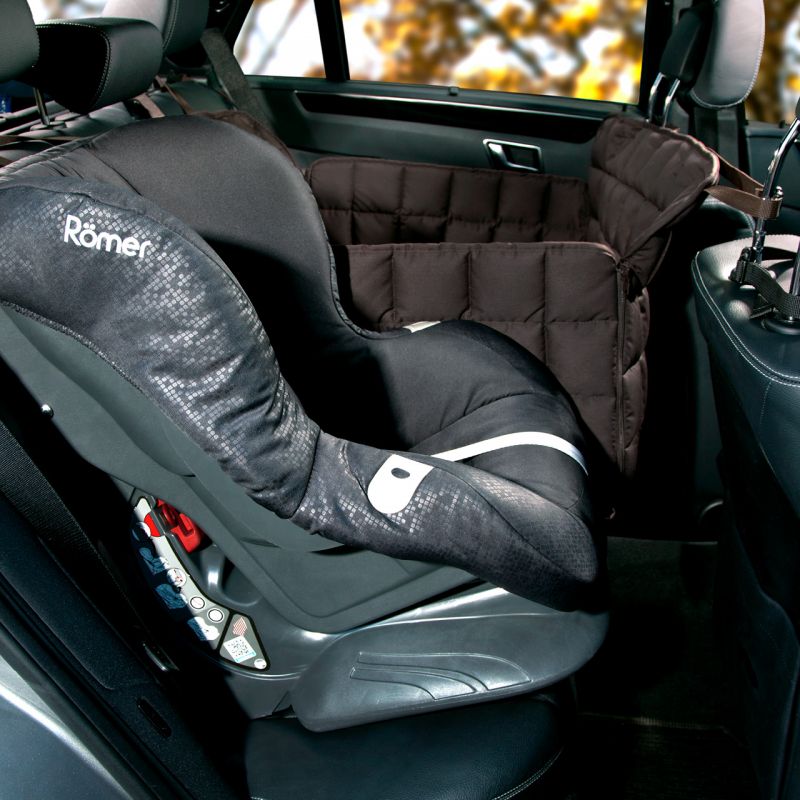 Autositz für Kleinkinder im Fahrzeug, schwarz mit strukturiertem Muster und Sicherheitsgurten, sicher und bequem.