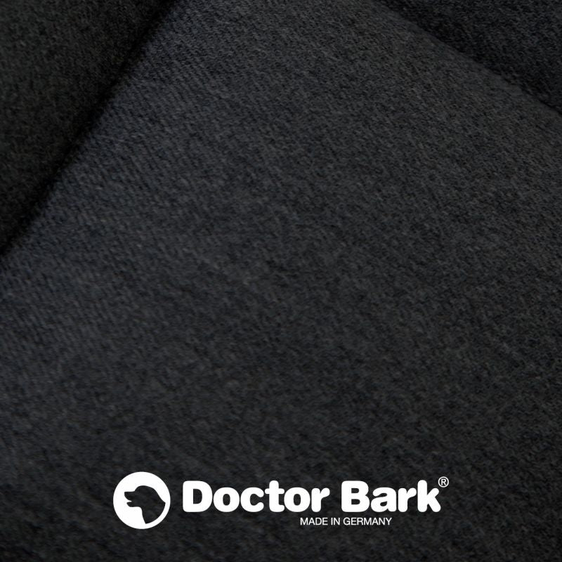 Elegante Autodecke für zwei Sitze in dunklem Stoff mit "Doctor Bark" Logo, hergestellt in Deutschland.