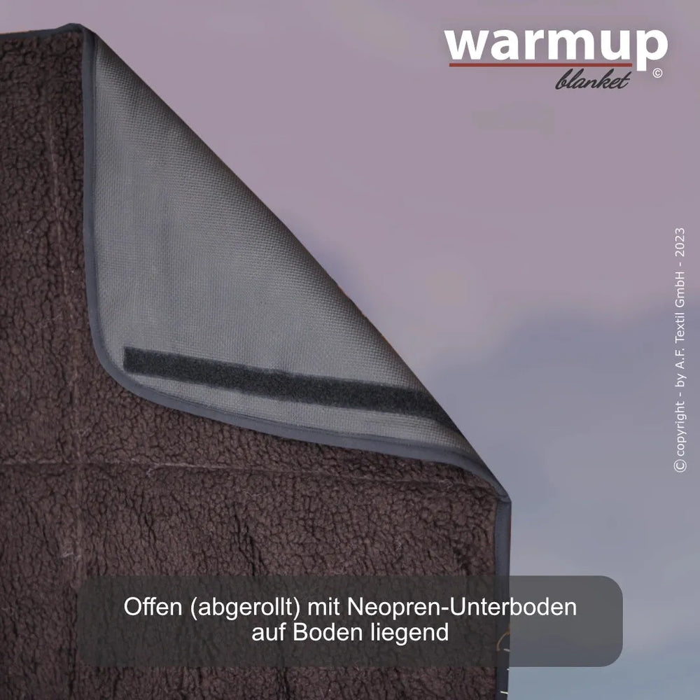 Warme, flauschige Decke aus Neopren und weichem Material, auf dem Boden ausgebreitet, in dunklen Farbtönen.