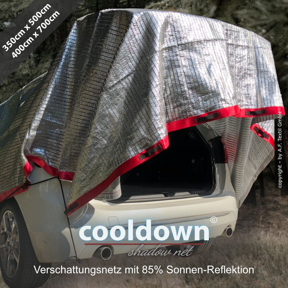 "Fahrzeug mit silbernem Hitzeschutznetz in Grau mit roten Rändern, das 85% Sonnenlicht reflektiert."