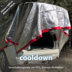 "Fahrzeug mit silbernem Hitzeschutznetz in Grau mit roten Rändern, das 85% Sonnenlicht reflektiert."