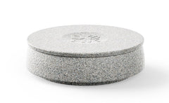 Runder, flacher Deckel für Katzennapf aus gräulichem, grobkörnigem Material mit glänzender Oberfläche.