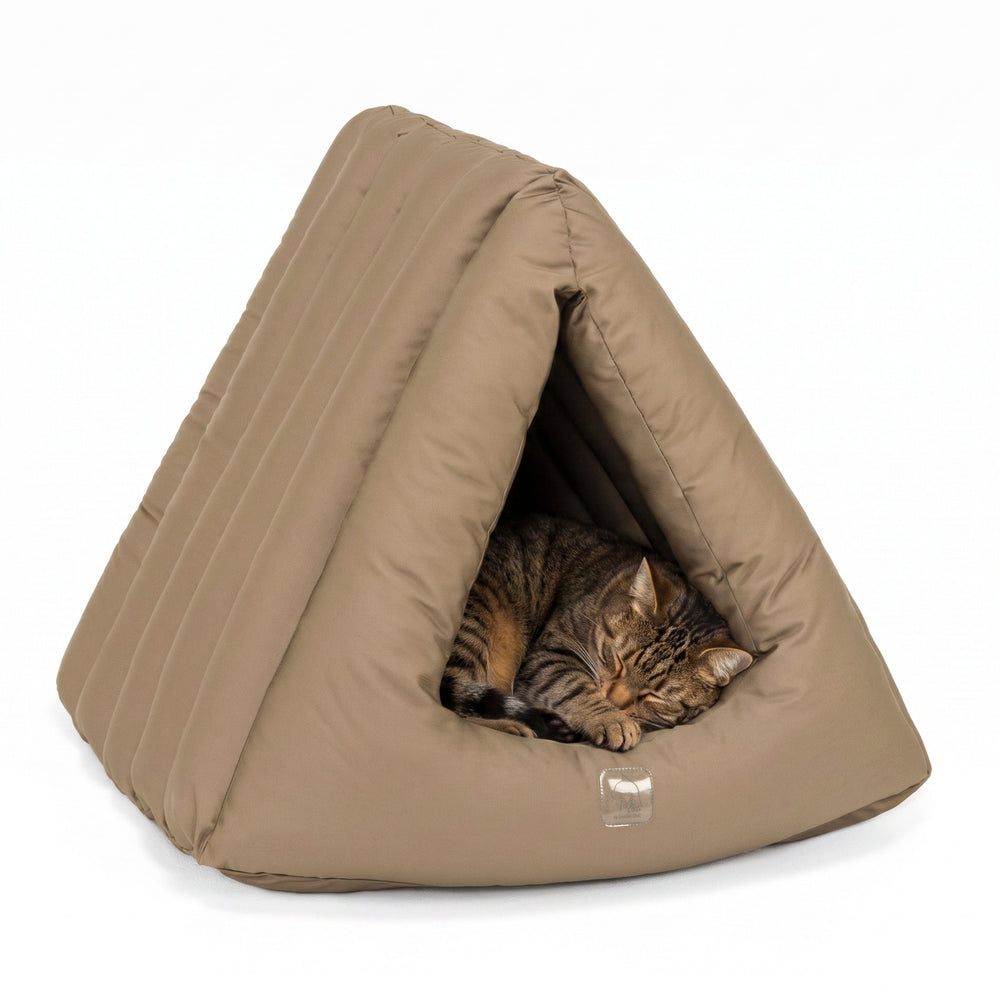 Beige Katzenhöhle Deluxe mit schlafender Katze im Inneren, ideal für gemütliche Ruhepausen.