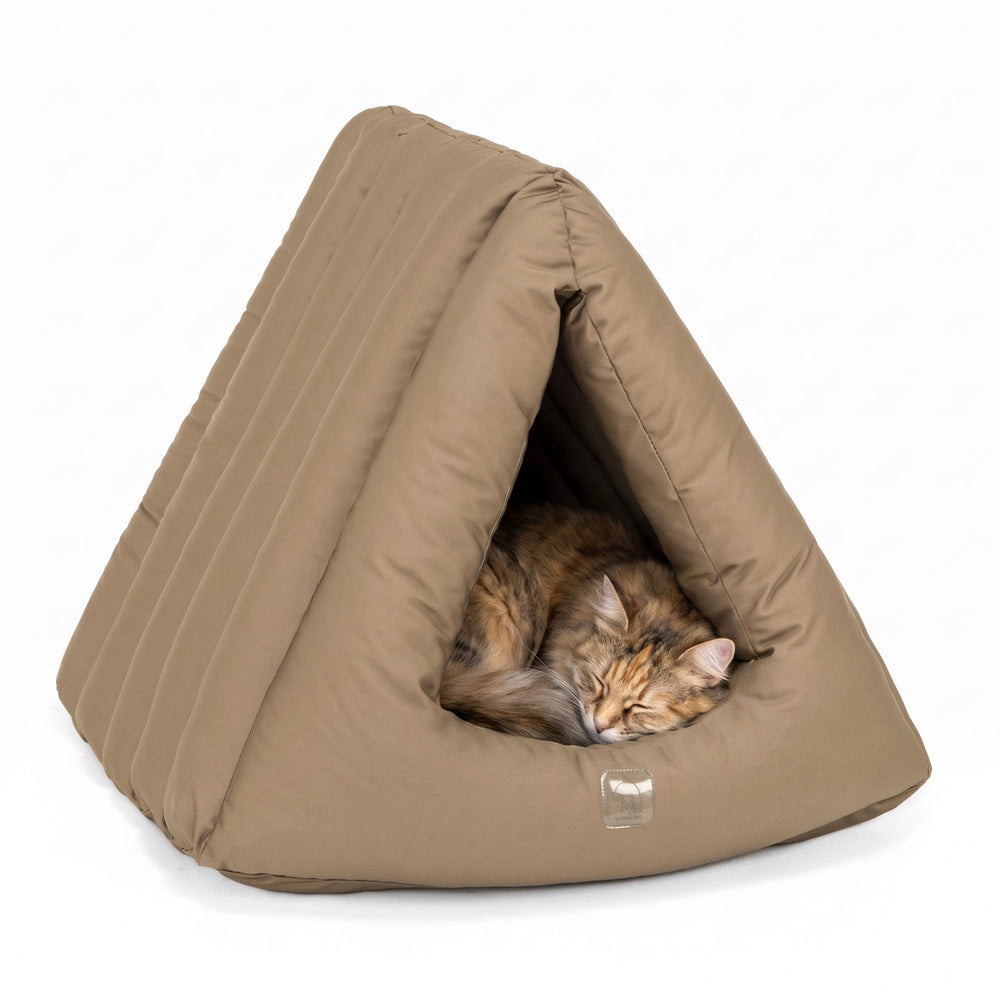 Beige Katzenhöhle im Dreiecksdesign mit gestreifter Polsterung und schlafender Katze an offener Vorderseite.