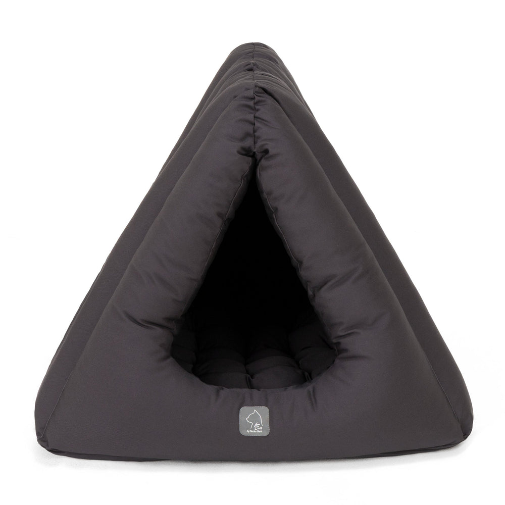 Dreieckige, schwarze Katzenhöhle Deluxe mit offenem Eingang und gepolstertem Innenraum für höchsten Komfort.