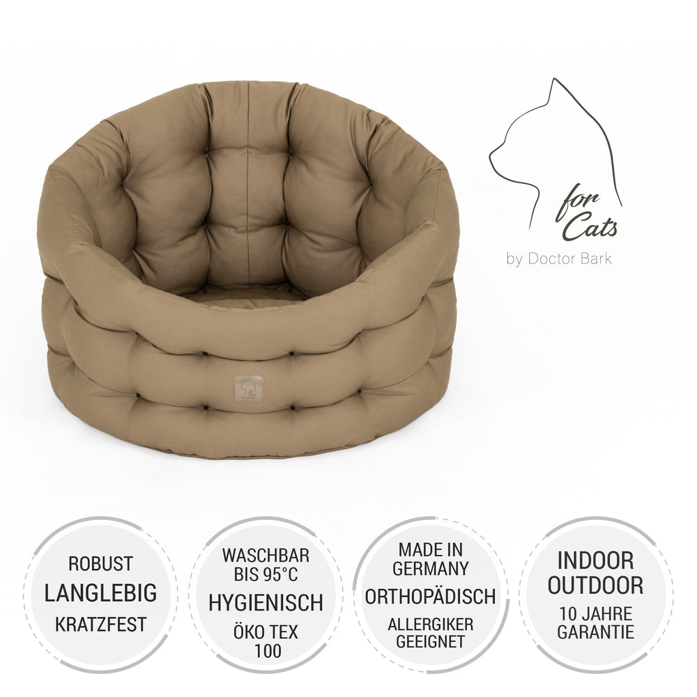 Beiges, rundes Katzenbett aus kratzfestem Material, hygienisch waschbar bis 95 °C, ideal für entspannte Katzen.