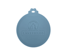Blauer Silikonanhänger für Dosendeckel mit „Bodensee Manufaktur LAKEFIELDS“ Schriftzug und Befestigungsaussparung.