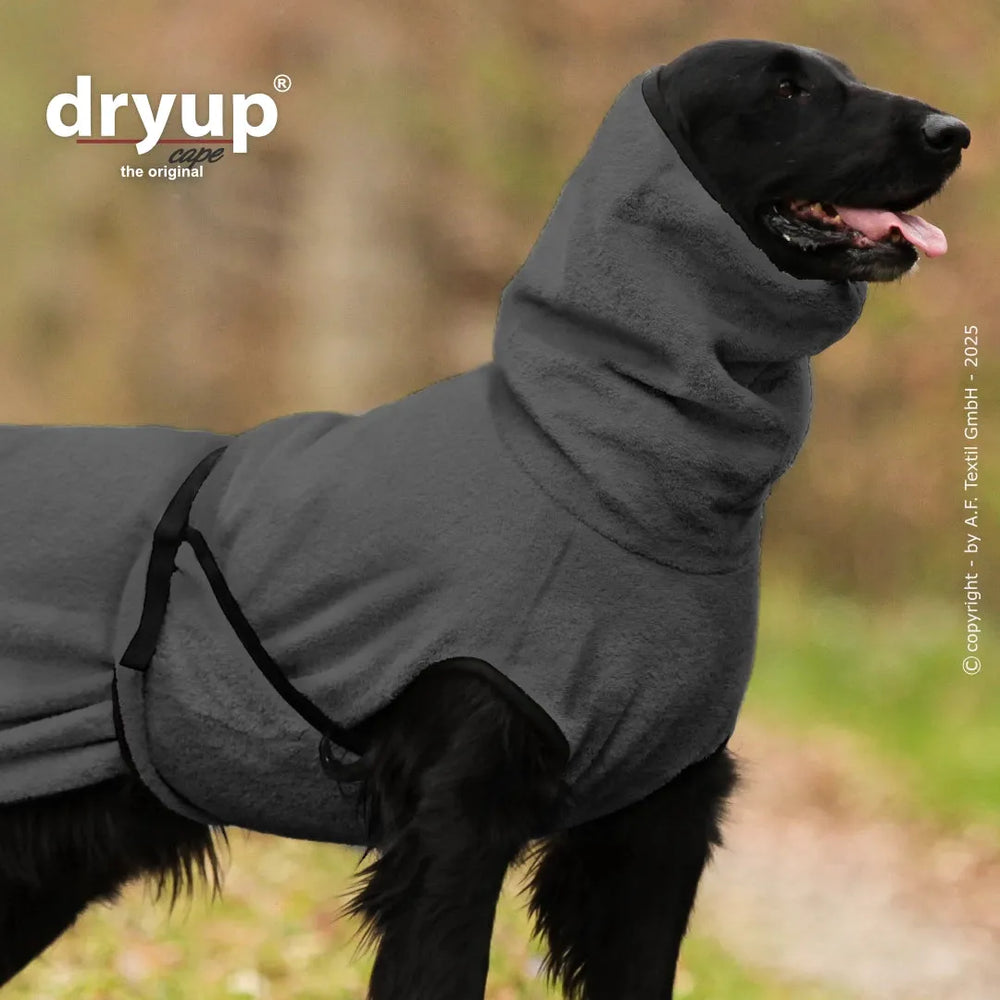 Schwarzer Hund im grauen, flauschigen Dryup® Hundebademantel mit Kapuze, perfekt für gemütliche Wärme nach dem Baden.