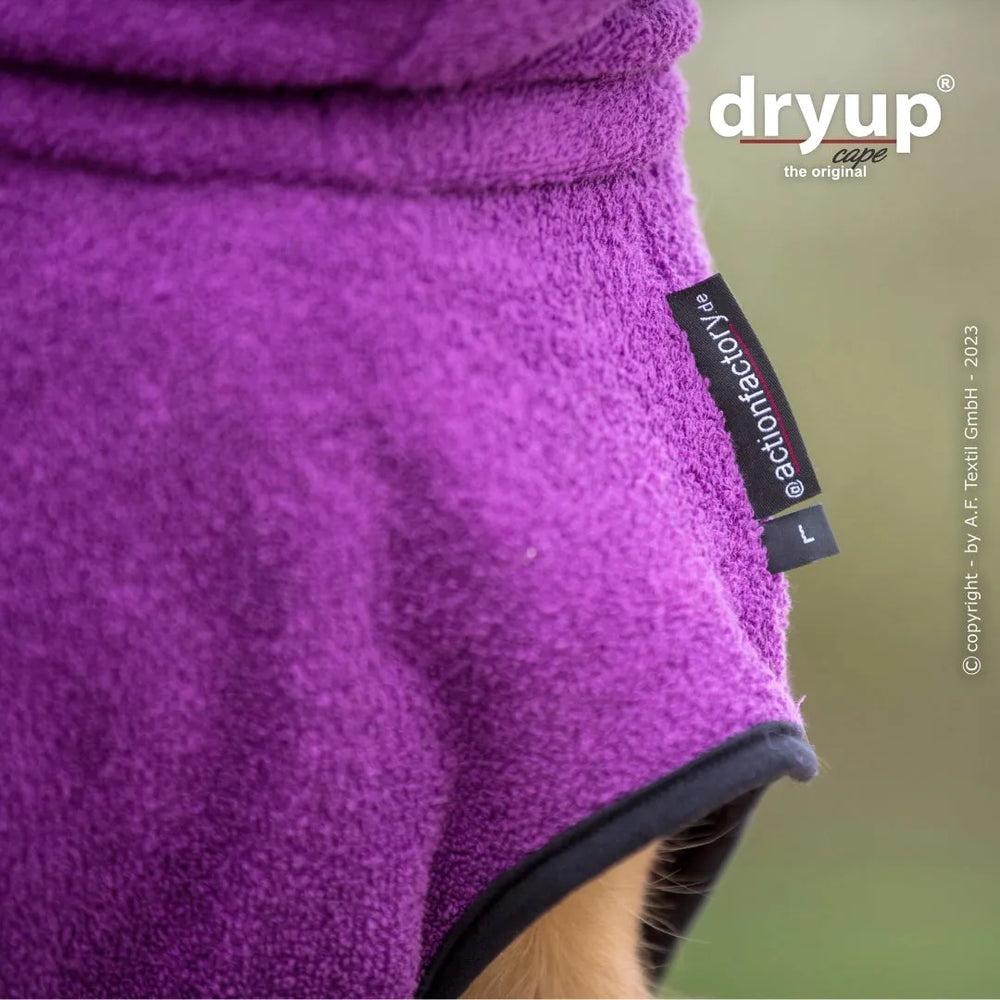 Lila Hundebademantel Dryup® aus weichem Material mit "actionfactory"-Patch für trockene Hunde nach dem Baden.