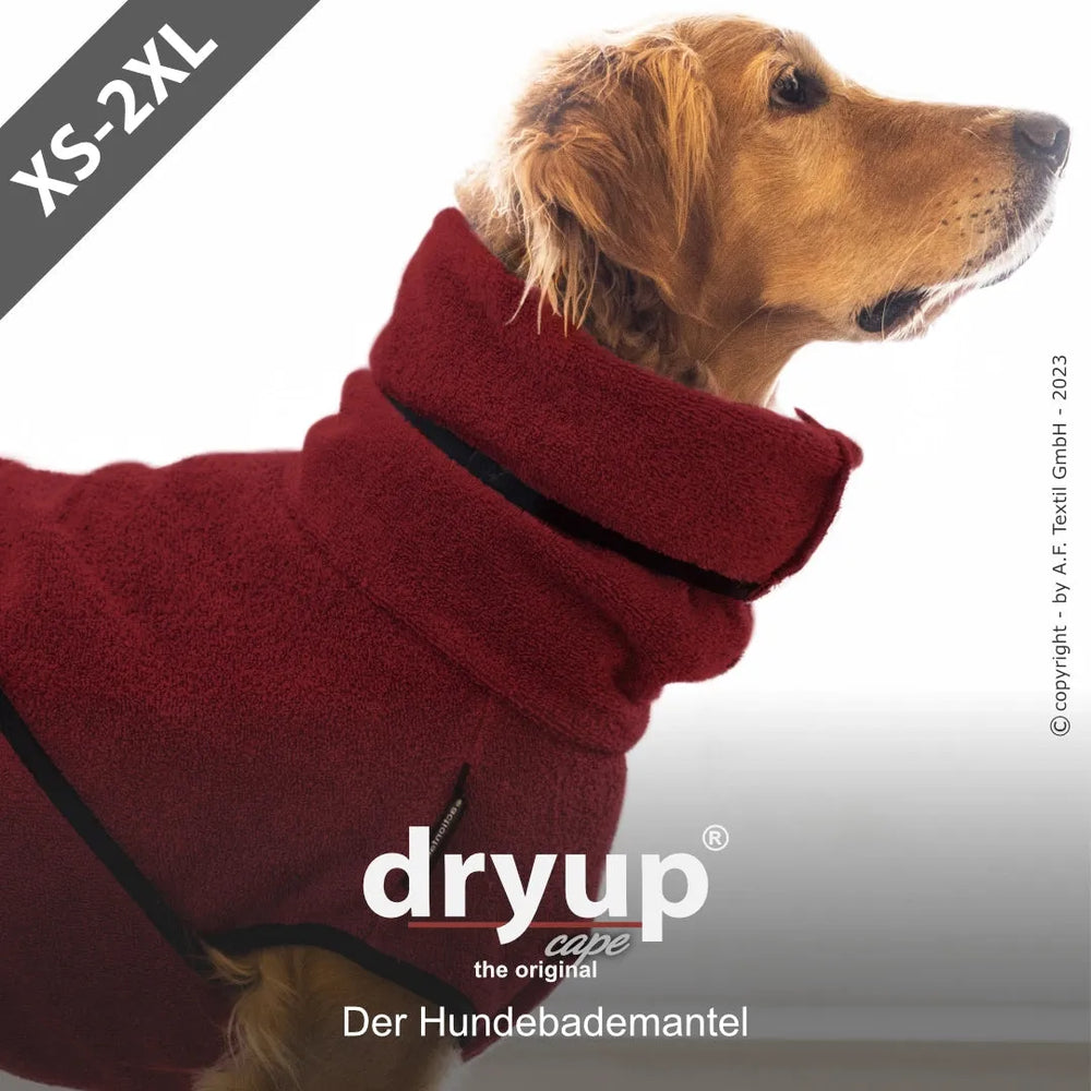 "Ein Hund im roten Dryup® Hundebademantel aus flauschigem Material, ideal für alle Größen von XS bis 2XL."