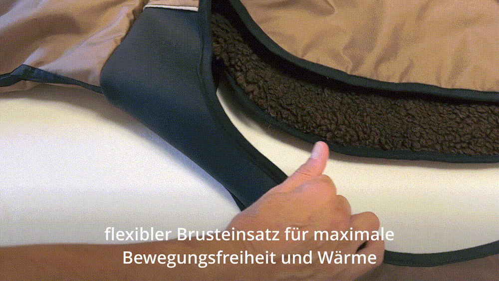 Flexibler Brusteinsatz eines Active© Cape für Windhunde, beige-braun, maximiert Bewegungsfreiheit und Wärme.