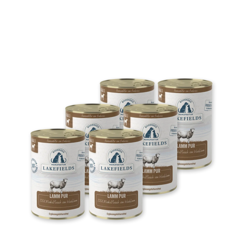 Sechs Dosen Lakefields Nassfutter Lamm PUR mit metallischem Deckel und klarem Aufdruck der Marke und Hauptzutat.