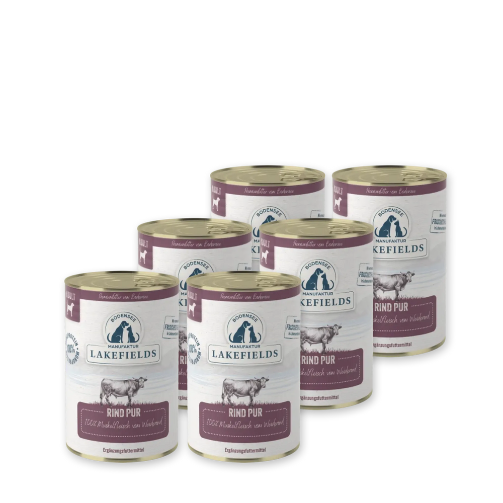 Sechs Dosen "Lakefields Rind Pur" mit 100% Rindfleisch, elegant auf schwarzem Hintergrund präsentiert.