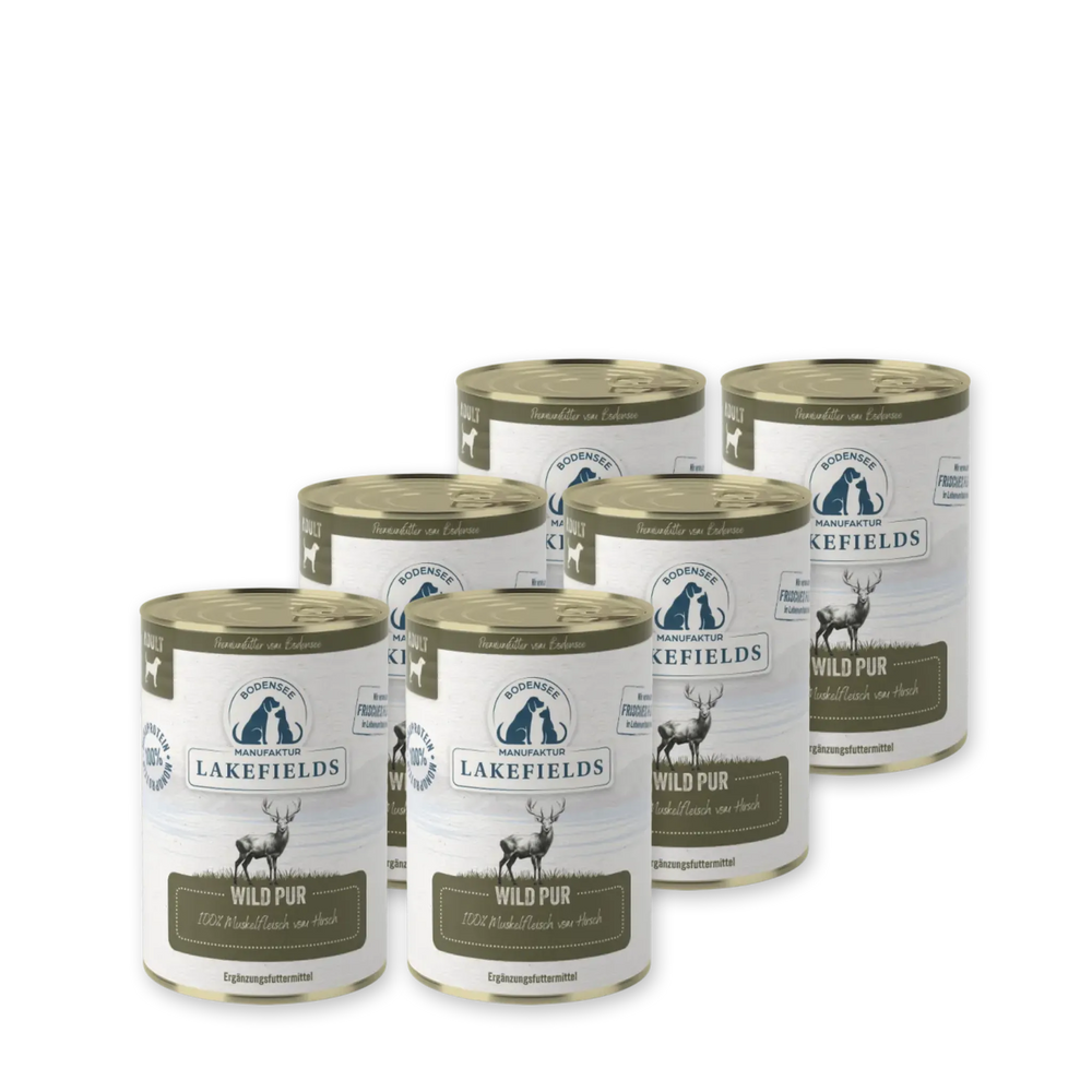 Sechs Dosen von Lakefields Wild Pur mit Wildtierabbildung und 100% Wildfleisch-Hinweis auf ein Naturmotiv.