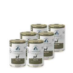 Sechs Dosen von Lakefields Wild Pur mit Wildtierabbildung und 100% Wildfleisch-Hinweis auf ein Naturmotiv.