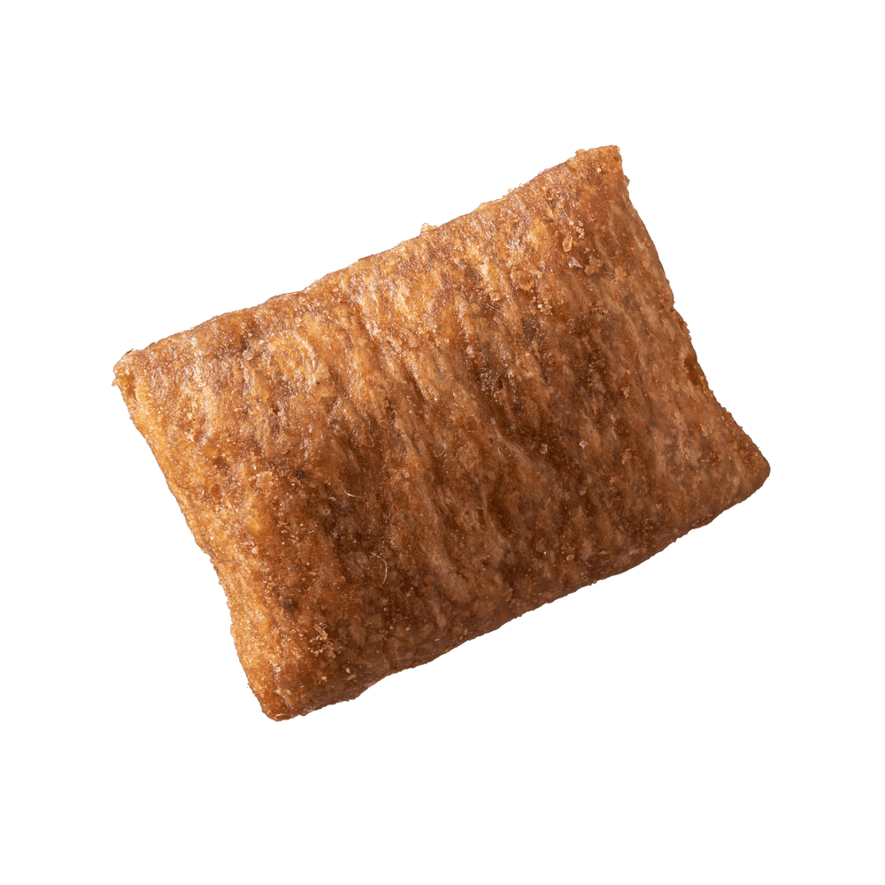 "FELIA Snacks Huhn: Knuspriges, goldenes Snackgebäck auf schwarzem Hintergrund, ideal für Snackliebhaber."