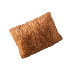 "FELIA Snacks Huhn: Knuspriges, goldenes Snackgebäck auf schwarzem Hintergrund, ideal für Snackliebhaber."