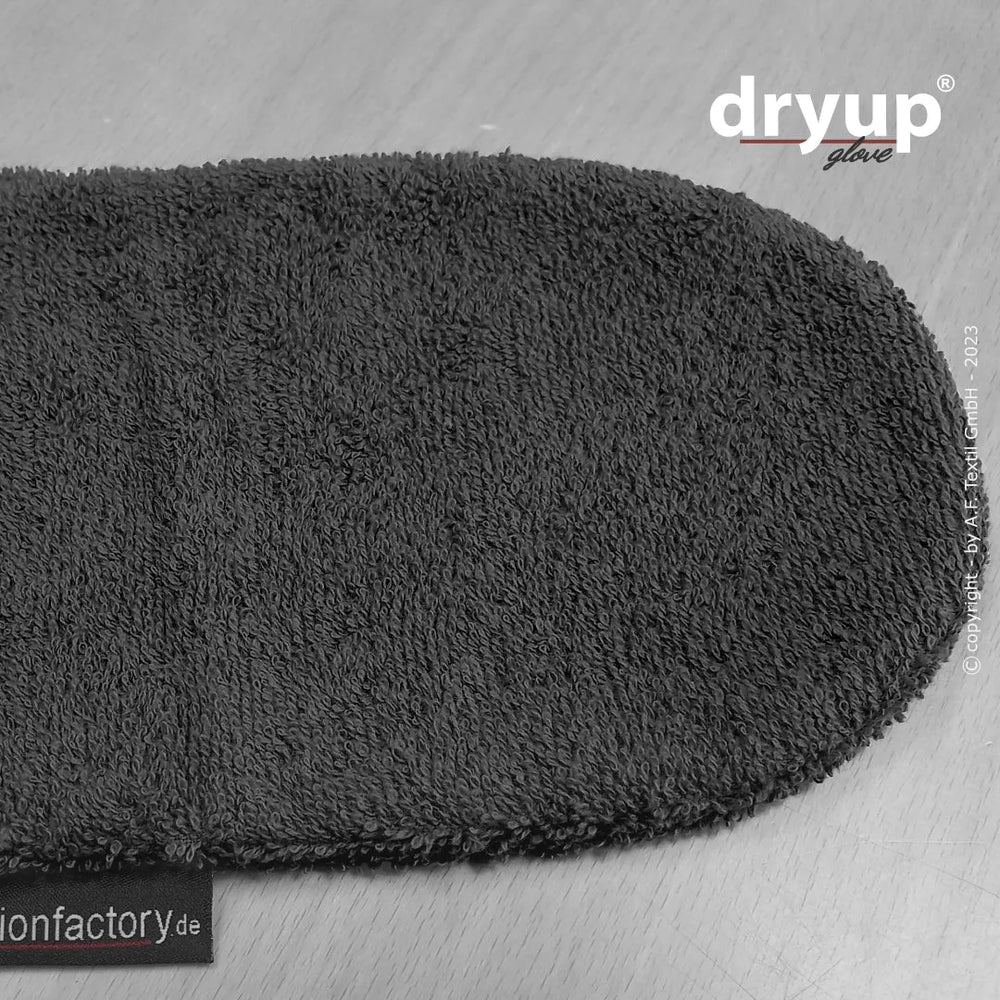 Dunkelgrauer Handtuchhandschuh mit samtiger Oberfläche auf Holzoberfläche, versehen mit dem Logo "Dryup Glove".