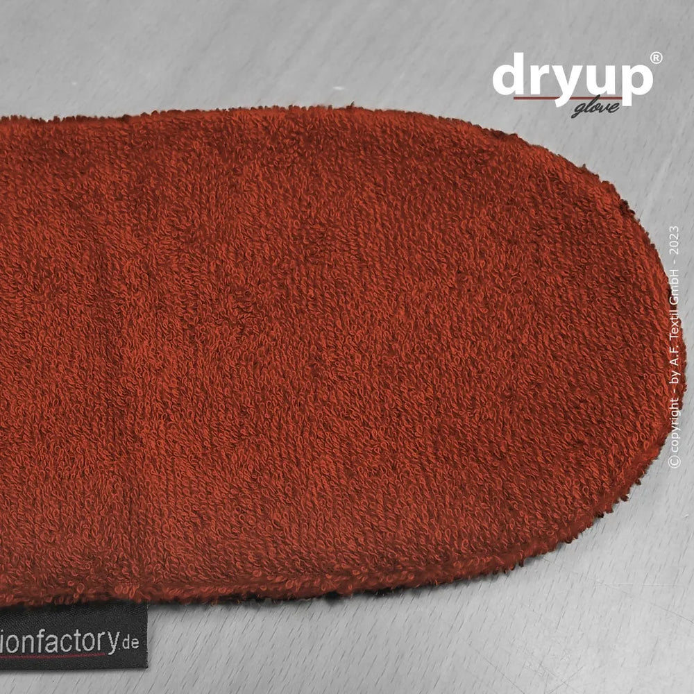 Roter flauschiger Handtuchhandschuh von Dryup® auf hellem Hintergrund, ideal für sanfte Hautpflege.