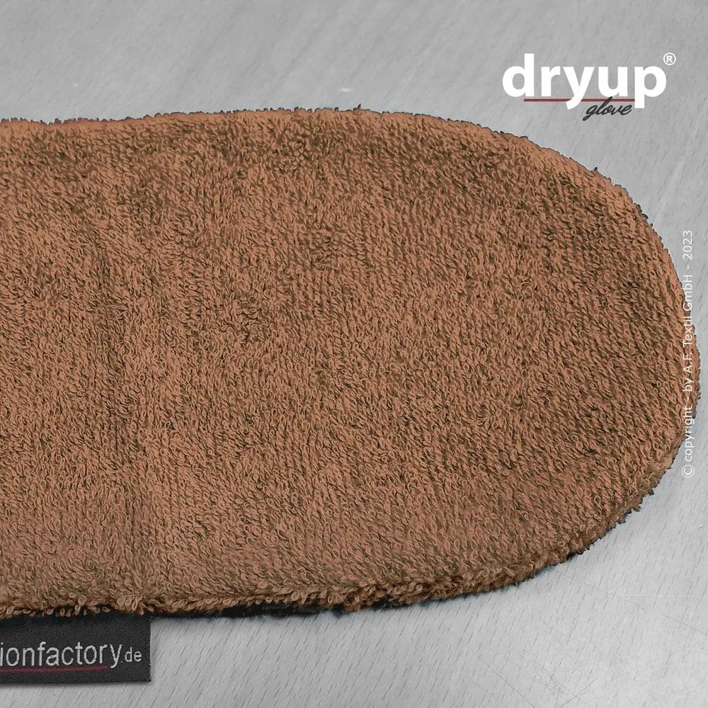 Brauner Handtuchhandschuh von Dryup® mit weicher, flauschiger Oberfläche auf grauem Untergrund. Ideal zum Abtrocknen.