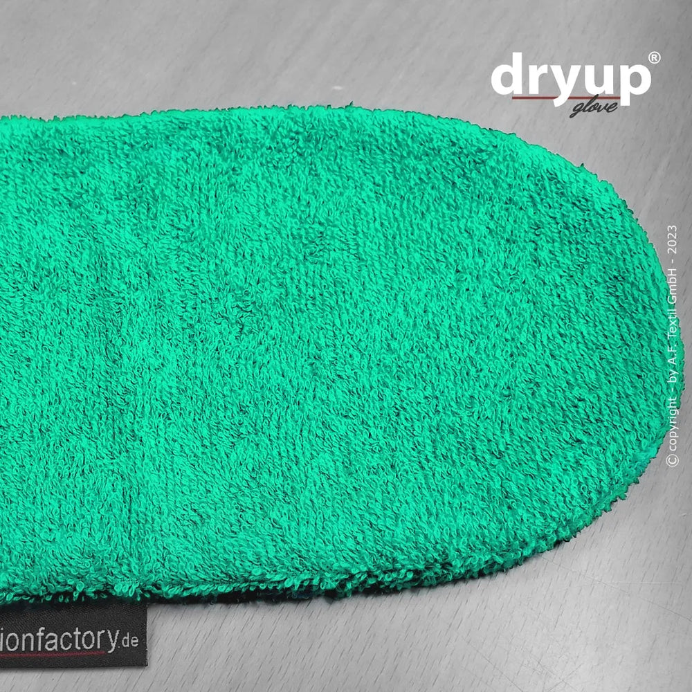 "Grüner Dryup® Reinigungshandschuh aus flauschigem Material, ideal für die Pflege von Oberflächen."
