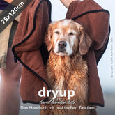 Golden Retriever entspannt in braunem Handtuch mit Taschen, Größe 75x120 cm, ideal für Hundebesitzer und Outdoor-Aktivitäten.