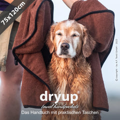 Golden Retriever entspannt in braunem Handtuch mit Taschen, Größe 75x120 cm, ideal für Hundebesitzer und Outdoor-Aktivitäten.