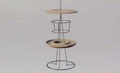 Edelstahl-Futterhaus für Vögel mit mehreren runden Behältern und strukturierter Platte zur Ansicht und Futteraufnahme.