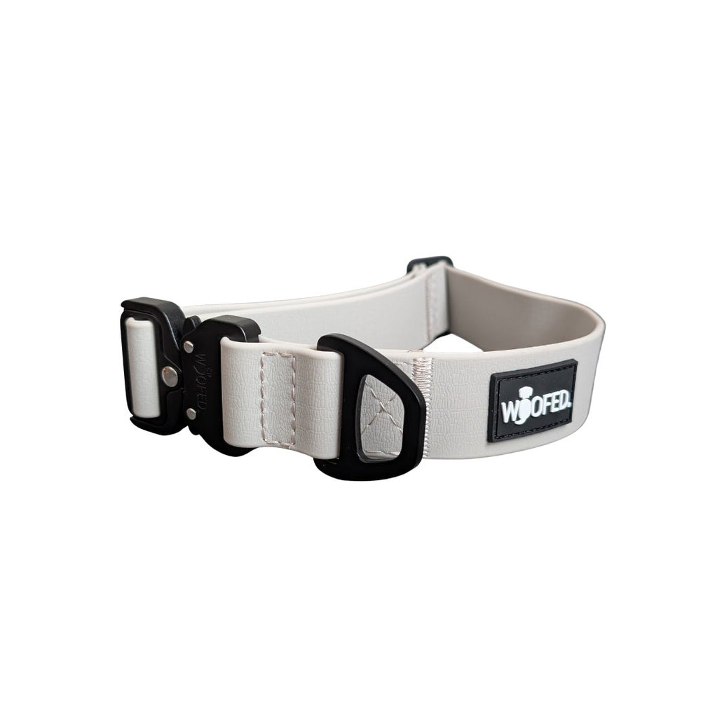 Verstellbares helles Hundehalsband WOOFLEX® Tactical mit spezieller Schnalle und weichem, strapazierfähigem Material.