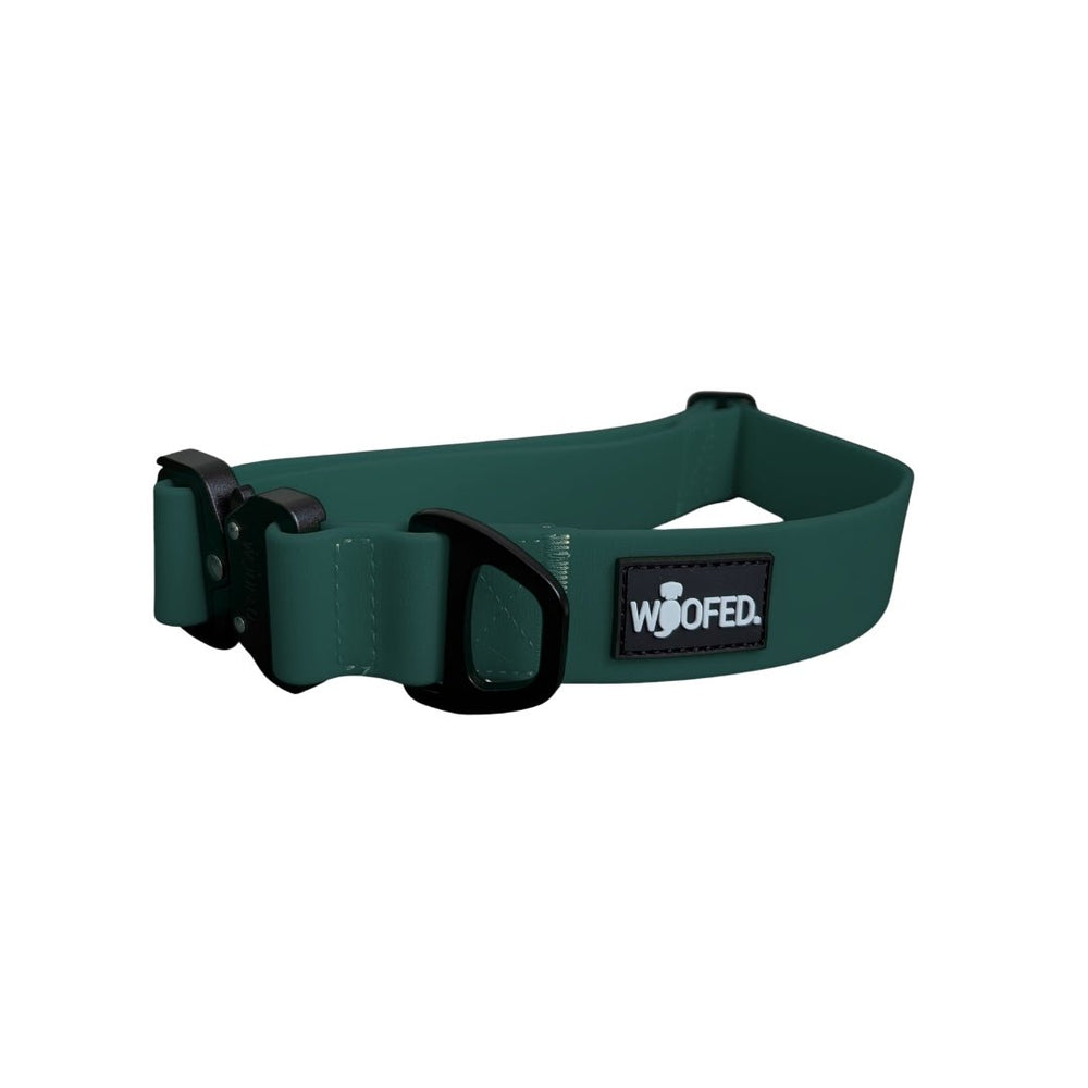 Verstellbares Halsband WOOFLEX® Tactical für Hunde, grün mit schwarzem Clip und "WOOFED" Label. Robust und praktisch.