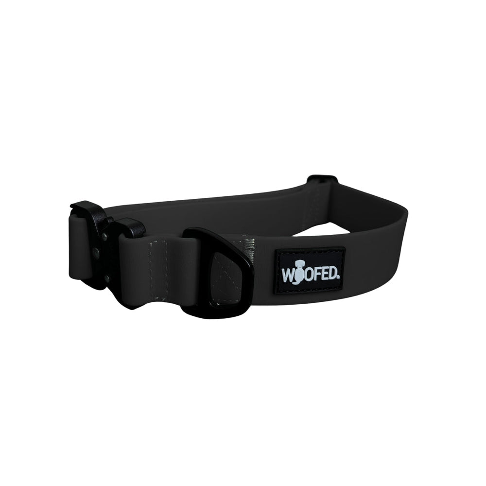 Verstellbares graues Hundehalsband WOOFLEX® Tactical, langlebig und wetterfest, mit einfachem Verschluss und dekorativem Logo.