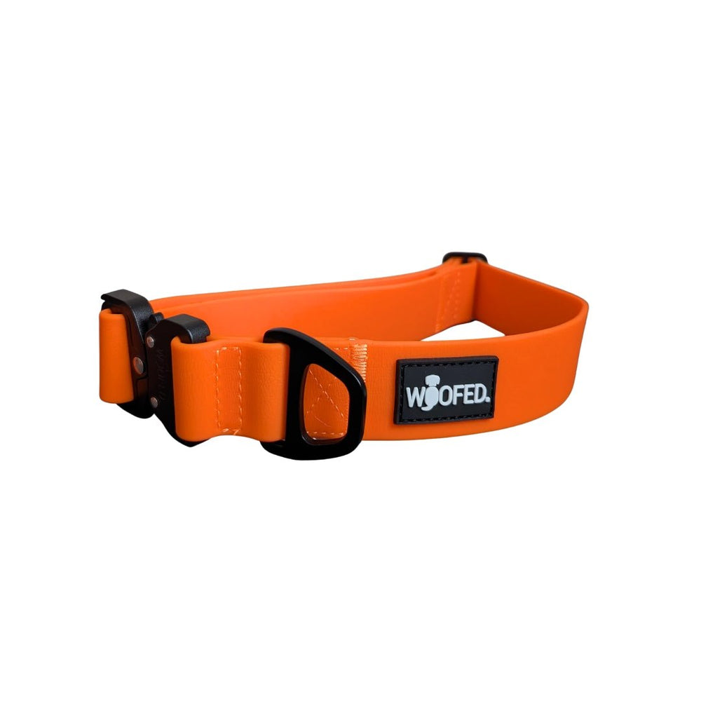 Verstellbares orangefarbenes WOOFLEX® Tactical Hundehalsband aus strapazierfähigem Material mit stabilen Verschluss und D-Ring.