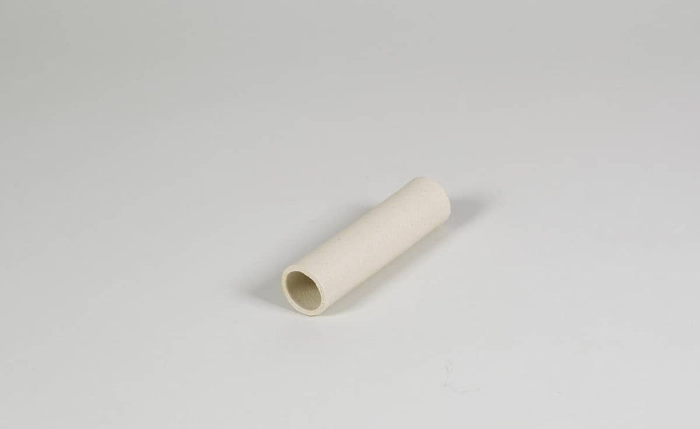 "Zylindrisches, weißes Kartonrohr auf grauer Fläche, ideal für Hummelburg-Zugangsröhrchen."