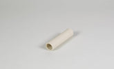"Zylindrisches, weißes Kartonrohr auf grauer Fläche, ideal für Hummelburg-Zugangsröhrchen."