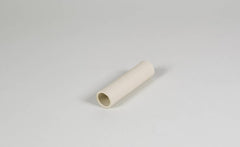 "Zylindrisches, weißes Kartonrohr auf grauer Fläche, ideal für Hummelburg-Zugangsröhrchen."