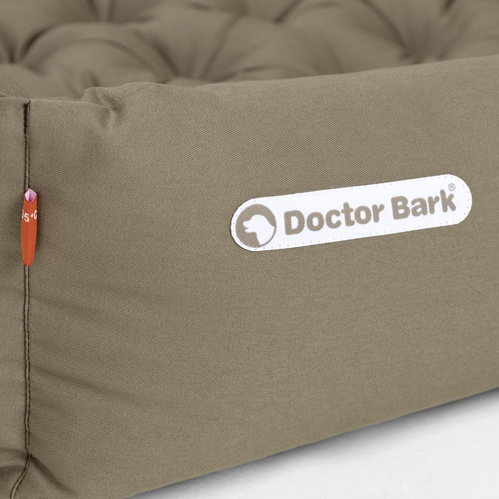 Orthopädisches Hundebett von Doctor Bark in olivgrün mit gepolsterter, gemusterter Oberfläche.