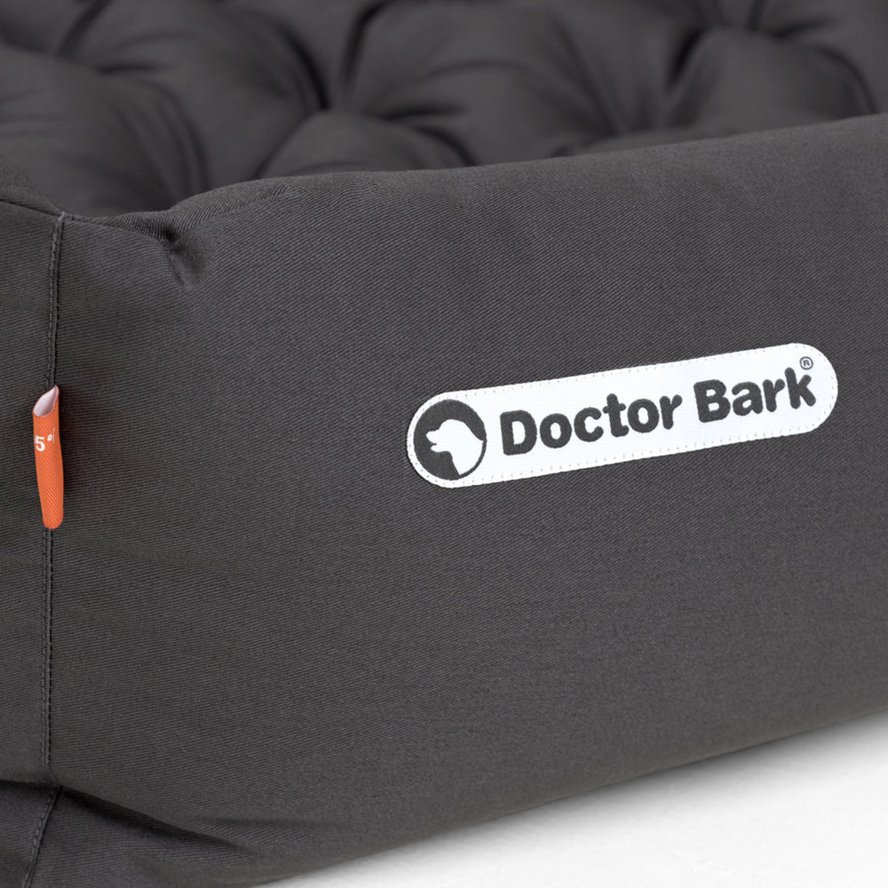 "Komfortables, gepolstertes Hundebett von Doctor Bark in dunkler Farbe mit gestepptem Design."