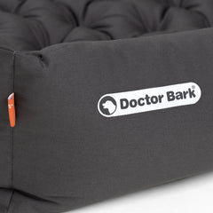 "Komfortables, gepolstertes Hundebett von Doctor Bark in dunkler Farbe mit gestepptem Design."